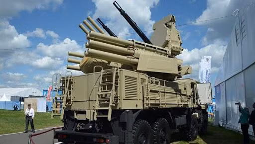 Các hệ thống phòng thủ tầm gần có thể kể đến như Pantsir-S1M và Tor. Tổ hợp Pantsir-S1M đã nhận được radar mới giúp tăng tầm phát hiện các mục tiêu lên đến 75 km và tầm đánh chặn là 40 km.