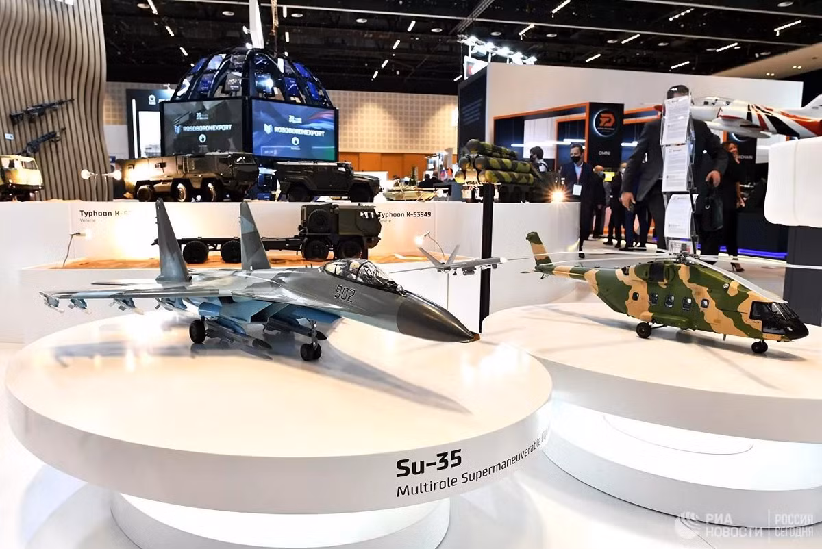 Nhà xuất khẩu Rosoboronexport đã giới thiệu những sản phẩm hàng đầu của ngành công nghiệp quốc phòng Nga, như tiêm kích Su-35 và và trực thăng đổ bộ quân sự Mi-38T...