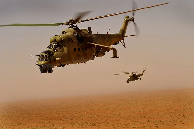 Một điều khiến nhiều người phải ngạc nhiên đó là trực thăng Mi-24 lại được phát triển từ dòng trực thăng vận tải đa năng Mi-8 huyền thoại một thời của Liên Xô.