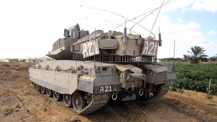 Việc lắp các dải xích trên tháp pháo không hề mới, chúng đã được Israel áp dụng từ rất lâu. Các dải xích này có tác dụng chặn lại đạn chống tăng khi nó bắn vào vị trí hiểm yếu giữa tháp pháo và thân xe.
