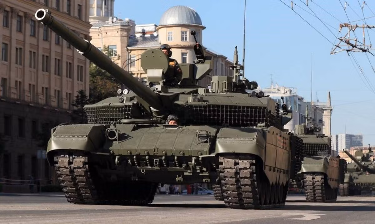 Một bổ sung quan trọng khác giúp tăng cường khả năng chiến đấu của T-90M chính là việc nó được trang bị thêm một máy phát điện diesel cỡ nhỏ, có thể cấp điện cho các thiết bị điện tử trên xe trong trường hợp động cơ chính không hoạt động.