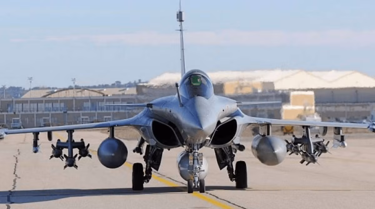 Dù chiến đấu cơ F-35 Mỹ có sức mạnh đáng gờm, tuy nhiên việc tiếp cận với dòng vũ khí của Mỹ không phải lúc nào cũng dễ dàng, họ bán hàng luôn có những điều khoản đặc biệt mà không phải quốc gia nào cũng đáp ứng được, vì vậy tiêm kích Rafale của Pháp là một giải pháp thay thế cho F-35.
