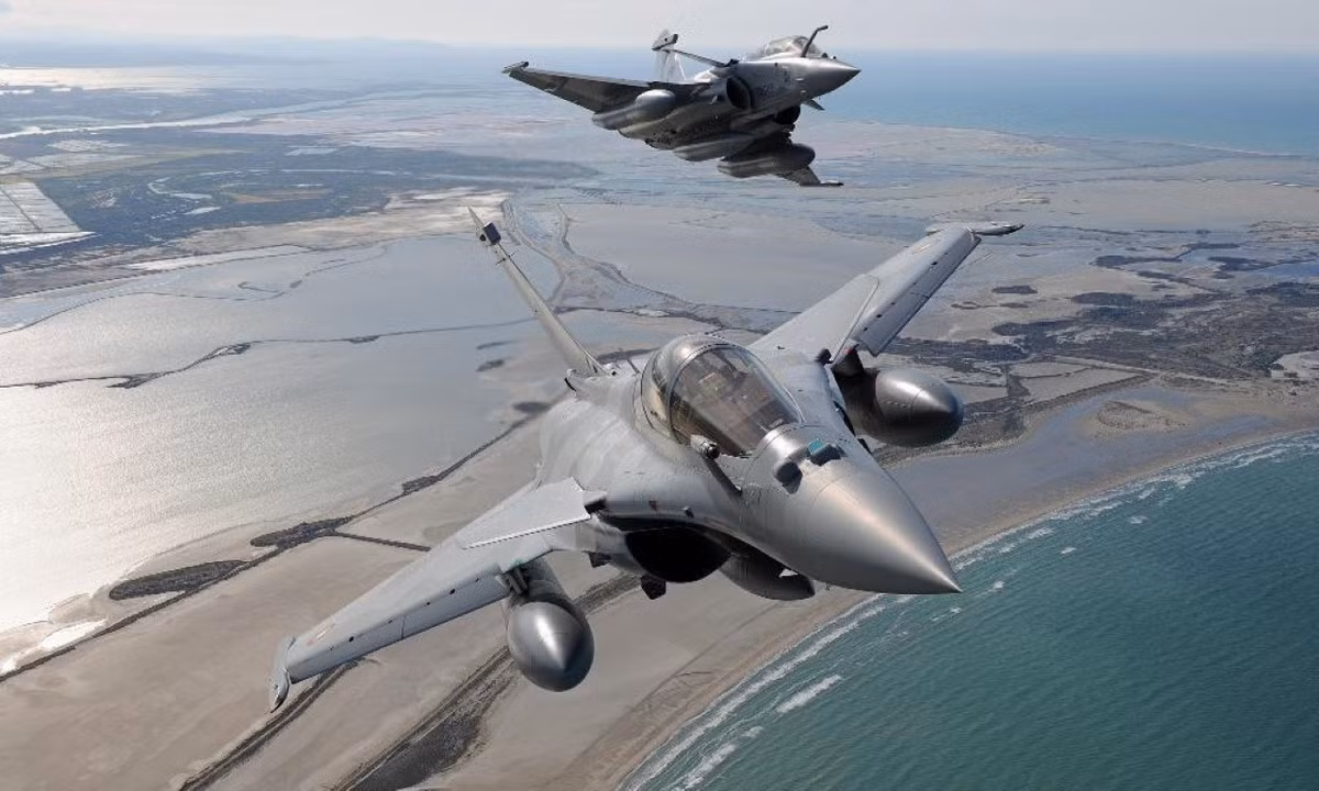 Tốc độ tối đa của máy bay là 1.912 km/h ở cao độ lớn, 1.390 km/h ở độ cao mực nước biển.