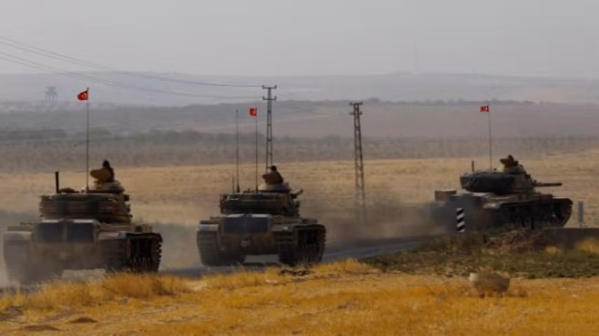 Trong khi đó, quân đội chính phủ Syria dường như đã thiết lập xong tiền tuyến, sẵn sàng tiến vào Idlib từ nhiều hướng. Pháo binh của Syria, cũng đã cầy xới nhiều khu vực ở Idlib trong những ngày vừa qua.