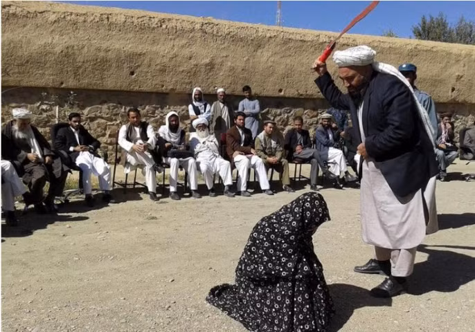 Ngoài ra, quyền của phụ nữ cũng không được đảm bảo. Ban đầu, Taliban hứa hẹn phụ nữ sẽ vẫn được giữ quyền lợi như dưới chế độ cũ. Tuy nhiên sau đó, chúng lại bắt phụ nữ học trong phòng riêng, không chung với nam giới; bản thân dàn lãnh đạo mới của Taliban cũng không có bất cứ nhân vật chủ chốt nào là nữ giới.