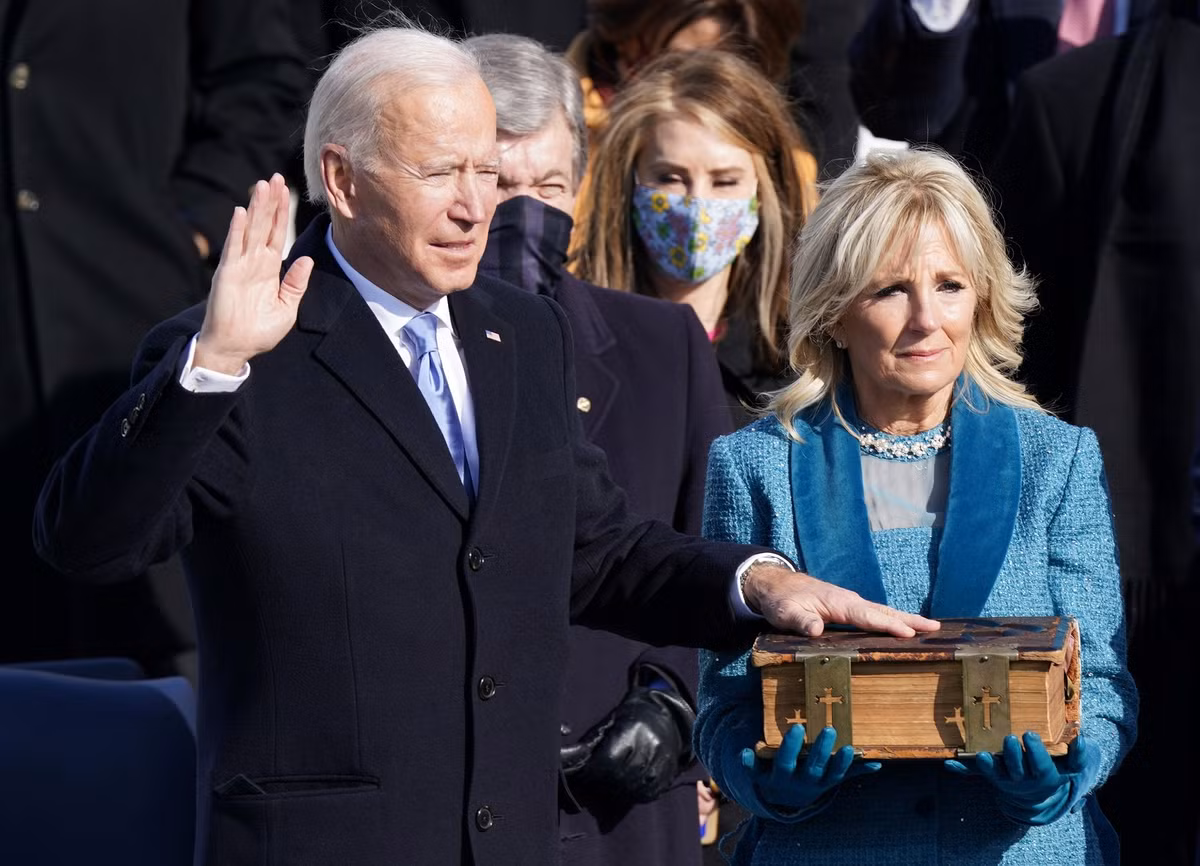 Tiếp ngay sau đó là lời tuyên thệ nhậm chức Tổng thống của ông Joe Biden. “Tôi trịnh trọng tuyên thệ rằng tôi sẽ trung thành điều hành văn phòng tổng thống và làm hết khả năng của mình để giữ gìn và bảo vệ Hiến pháp Mỹ”, ông Joe Biden tuyên thệ tại buổi lễ nhậm chức.