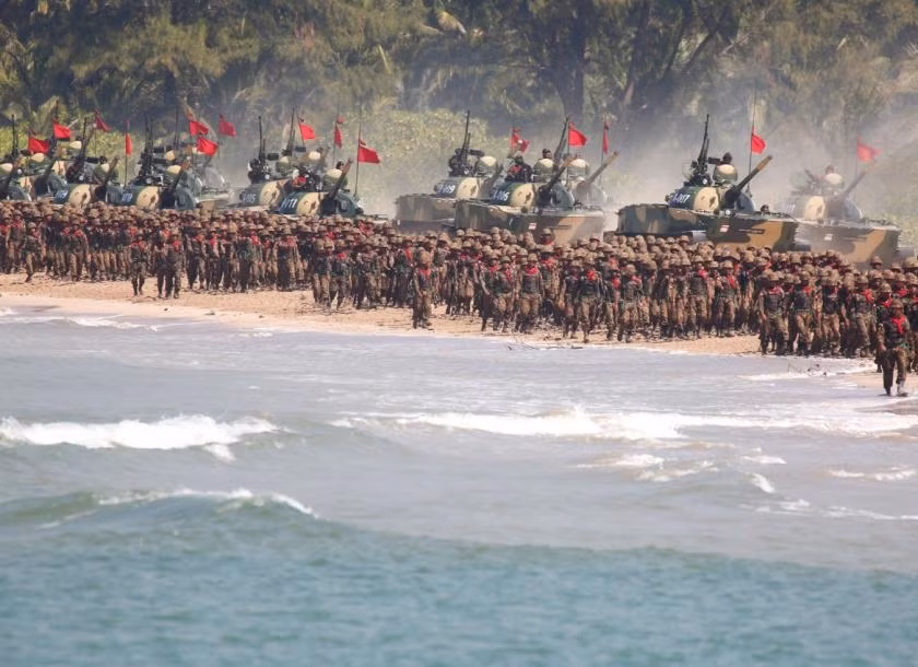 Dân số của Myanmar hiện tại vào khoảng hơn 56 triệu người, trong đó số lượng người trong độ tuổi lao động chiếm tới quá nửa, khoảng 21 triệu người nằm trong độ tuổi phục vụ quân đội.
