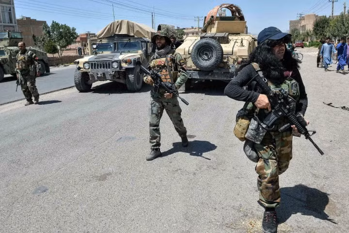 Đây đều là những lính đặc nhiệm trong quân đội Afghanistan, đã đào thoát cùng gia đình sang Anh, thông qua nhiều con đường khác nhau, trước khi quốc gia này rơi vào tay Taliban.