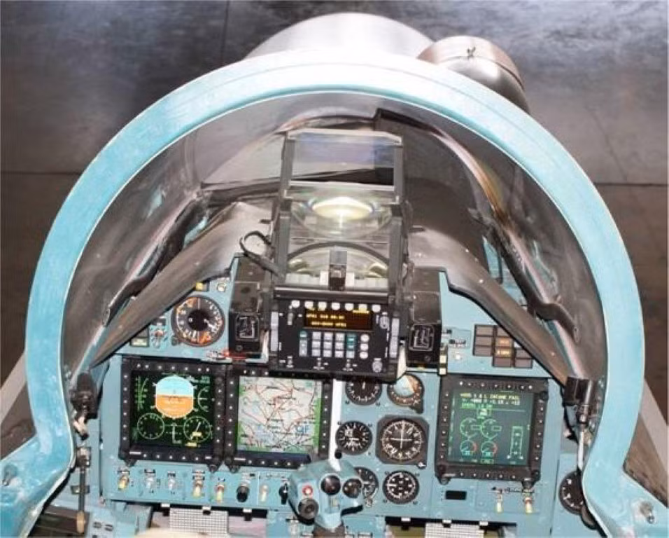 Ngoài ra Su-30SM còn được gắn một radar ở phía sau đuôi để theo dõi, phát hiện các mối đe dọa đến từ phía sau như tên lửa, máy bay đối phương. Cận cảnh buồng lái của Su-30SM.