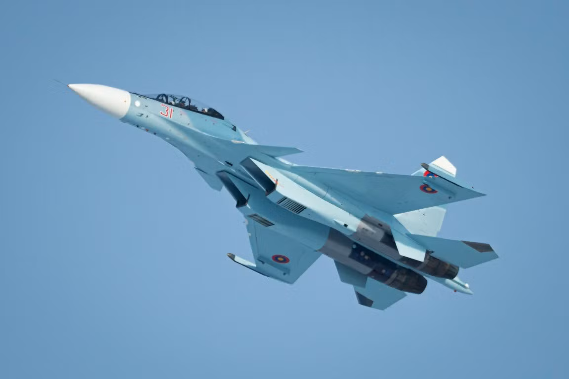 Với những giá treo vũ khí, máy bay chiến đấu Su-30SM có thể gắn 6 tên lửa không đối không tầm trung R-27RE, R-27TE hoặc Vympel RVV-AE hay tên lửa tầm gần R-73.