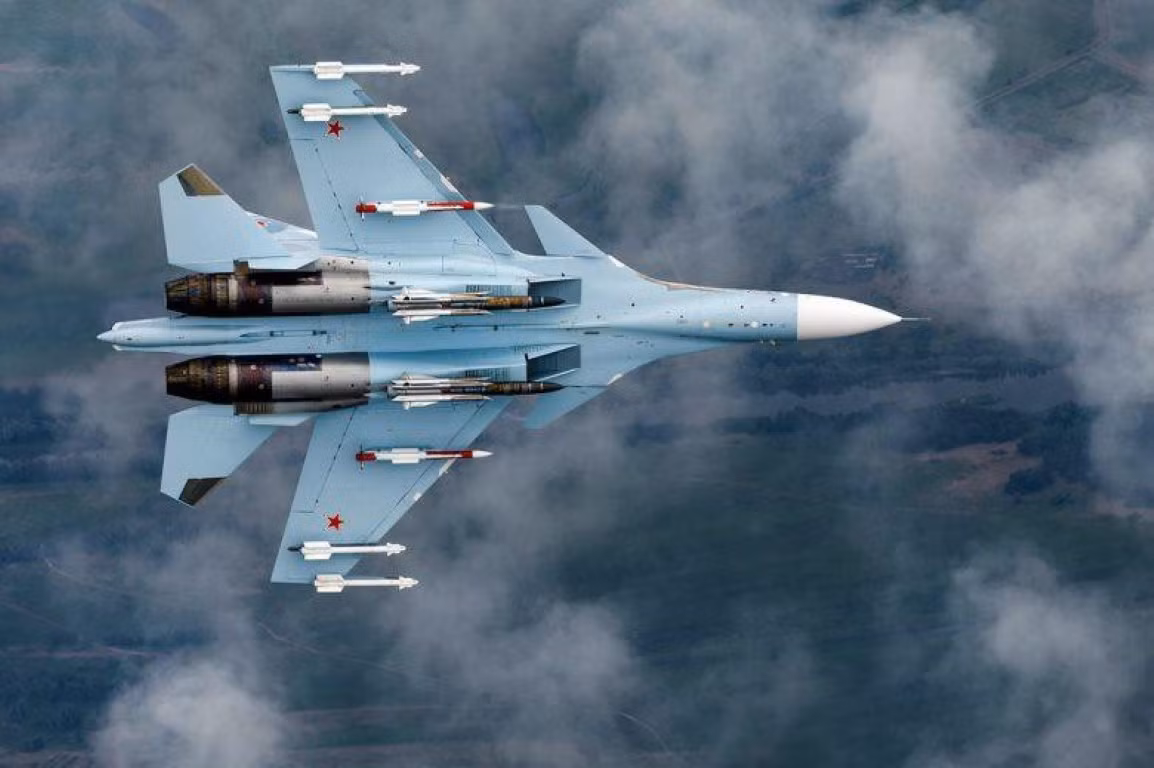 Ngoài động cơ điều chỉnh hướng phụt 2D, Su-30SM còn được thiết kế cánh mũi giúp chiếc máy bay này trở nên siêu cơ động trong không chiến.