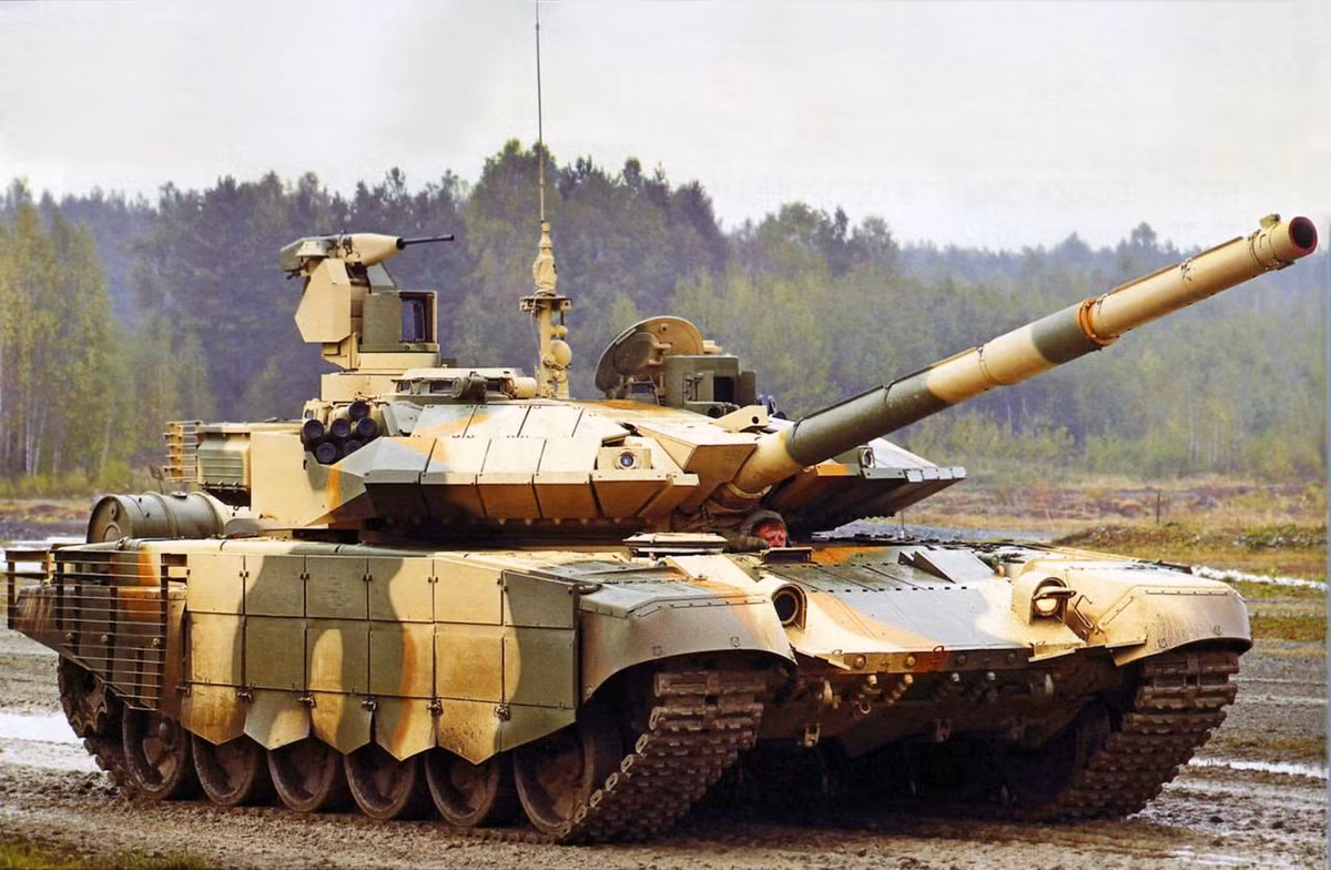 Tới tận phiên bản T-90S được Nga bán cho Ấn Độ hồi năm 2001, sự khác biệt của T-90 so với T-72 mới lộ rõ. Ở phiên bản xe tăng T-90S, tháp pháo hàn đã được sử dụng, thay thế cho tháp pháo đúc trước đó.