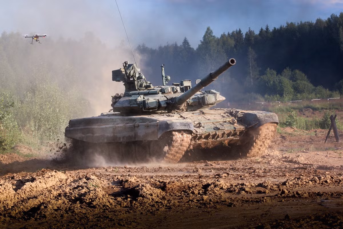 Phải tới những phiên bản nâng cấp sau này, xe tăng T-90 mới dần được bổ sung thêm các tính năng hiện đại khác, nâng cấp thêm về giáp, hệ thống kiểm soát hỏa lực, cảm biến,... biến nó thành một chiếc siêu tăng T-72 đích thực.