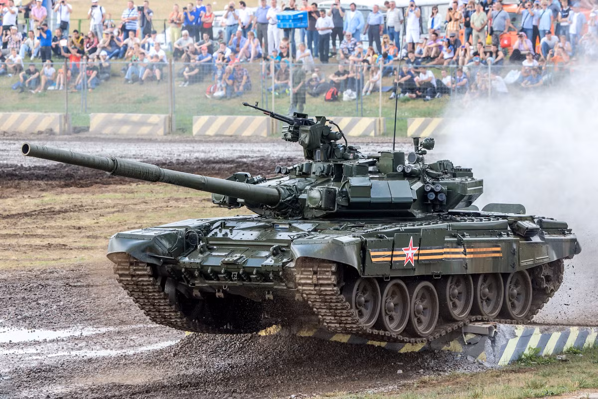 Tuy nhiên phải mãi tới năm 2005, các mẫu xe tăng T-90A của chính quân đội Nga mới được trang bị tháp pháo hàn.