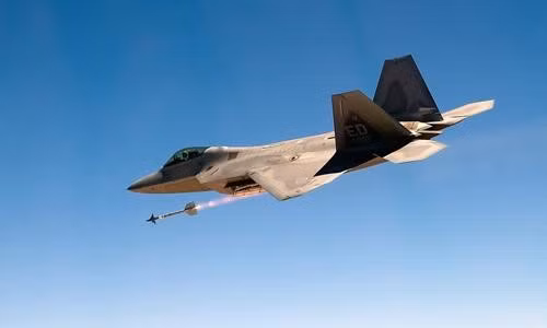 Trong nhiệm vụ tuần tiễu, F-22 chỉ mang theo bốn thùng dầu phụ và 8 tên lửa tầm ngắn AIM-9X.
