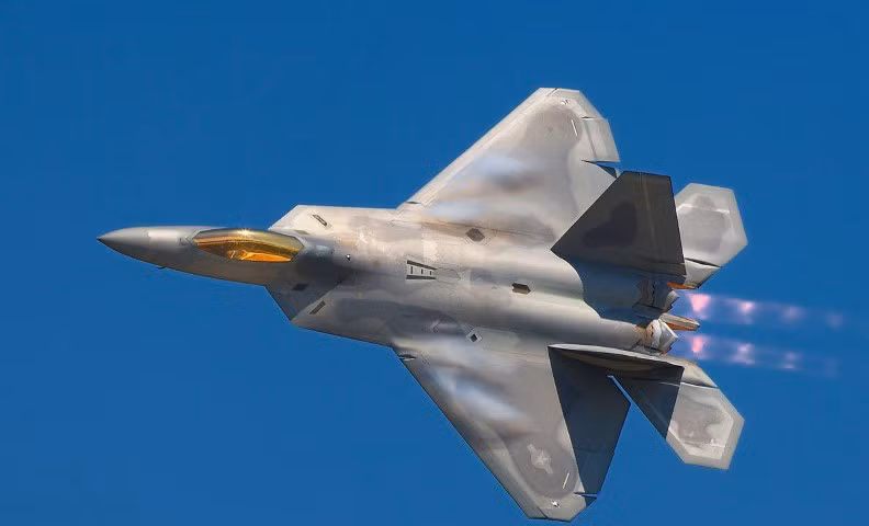 Khả năng phản hồi radar của F-22 chỉ 0,000m2 trong khi của máy bay tàng hình Su-57 Nga lên tới 0,5m2. Sự tàng hình đỉnh cao là sự kết hợp giữa vỏ máy bay được cấu tạo từ 39% ti tan, 24% composite, 16% nhôm và 21% các thành phần khác.