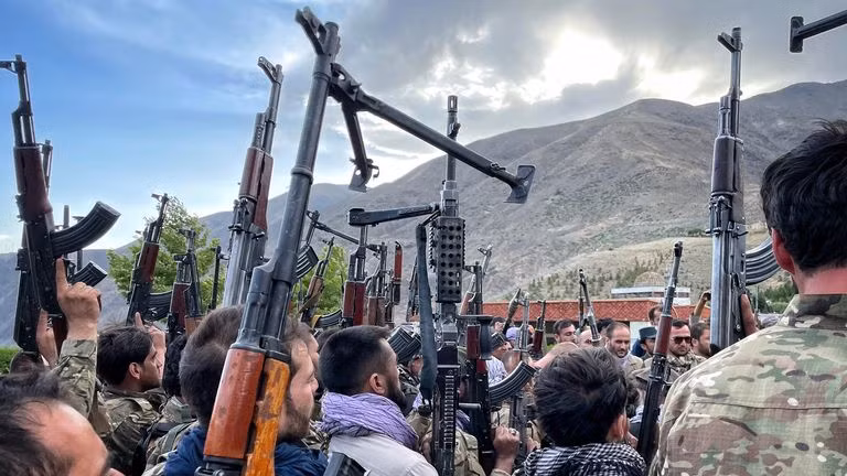 Tiếp đến, quân kháng chiến Afghanistan với quân số hàng chục nghìn người, thực tế vẫn chưa ra đầu hàng. Trước đó, lực lượng này đã tuyên bố sẽ chiến đấu "tới đứa trẻ cuối cùng", nghĩa là họ đã sẵn sàng "tử chiến" với Taliban.