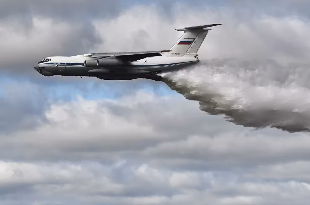 Vận tải cơ Il-76 phiên bản cứu hỏa cùng màn trình diễn rất mãn nhãn trong ngày khai mạc Tank Biathlon 2021.