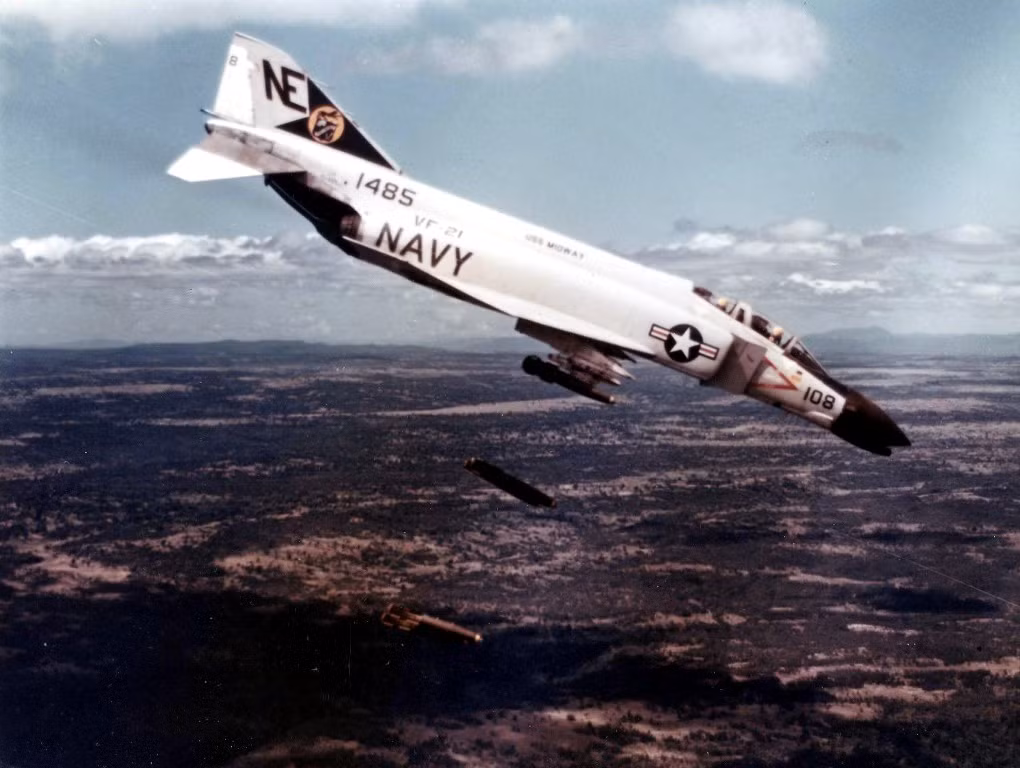 Mặc dù vậy, chiến đấu cơ F-4 Phantom II của Mỹ chưa bao giờ được đánh giá là một máy bay chiến đấu tầm gần hiệu quả. Bất chấp việc nó có tốc độ rất cao, khả năng cơ động kém lại khiến nó khó có thể tham gia cận chiến quần vòng như tiêm kích MiG cùng thời.