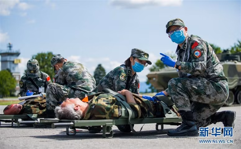 Quá trình huấn luyện được diễn ra khá sát với thực tế, khi điều kiện sóng biển ngoài tự nhiên cao tới 2 mét và cứu thương phải hoạt động trong môi trường tối đen như mực.