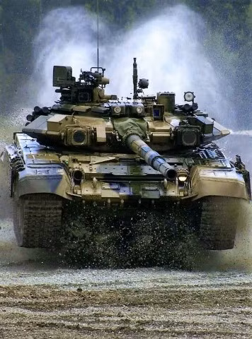 Tới năm 2020 vừa rồi, khi mẫu xe tăng T-14 Armata không thể sản xuất đủ số lượng như kỳ vọng, kèm theo đó là giá thành sản xuất mới và vận hành khá đắt đỏ, quân đội Nga đã quay trở lại với xe tăng T-90 phiên bản "Đột Phá".