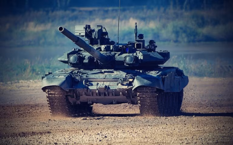 Truyền thông Mỹ cho rằng, điểm nhấn của xe tăng T-90 nằm ở bộ giáp kết hợp hợp kim tổng hợp cực kỳ hiện đại của nó. Ngoài ra, loại xe tăng này còn được trang bị hệ thống bảo vệ chủ động Kontakt-5 cùng thiết bị quang - điện tử Shtora-1.