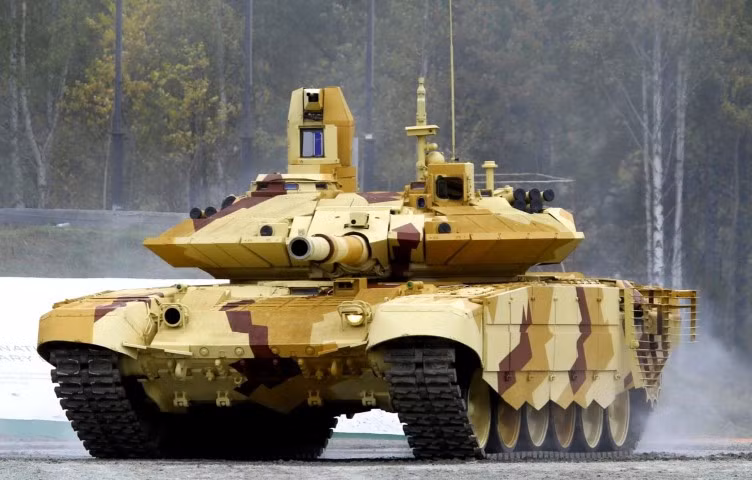 Theo nhiều tài liệu, xe tăng T-90 được coi là loại xe tăng chủ lực được xuất khẩu nhiều nhất trong giai đoạn từ năm 2001 tới năm 2010. Các phiên bản cải tiến liên tục được ra đời, cũng giúp T-90 chinh phục được những khách hàng khó tính nhất.