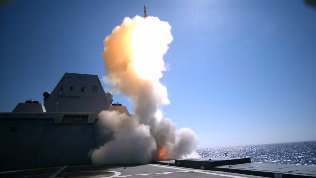 Khu trục hạm lớp Zumwalt có lượng giãn nước 14.564 tấn, dài 182,9m, rộng 24,6m, mớn nước 8,4m, tốc độ tối đa 30 knot (55,6 km/h), thủy thủ đoàn 148 người.