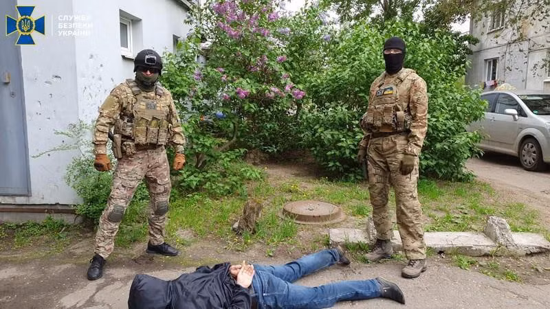 “Dưới sự kiểm soát của cơ quan phản gián thuộc SBU, đặc vụ trên nhận được các mẫu tài liệu kỹ thuật từ nhân viên văn phòng và giao bản sao cho "đại diện của các dịch vụ đặc biệt Nga", thông báo nêu rõ.