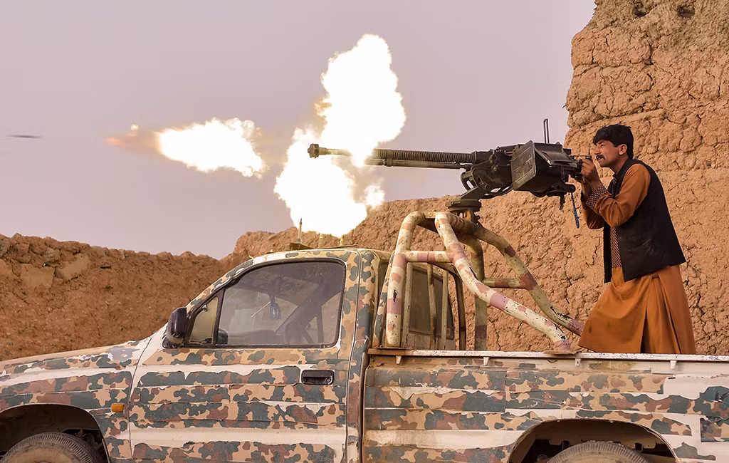 Một điều khá trớ trêu đó là khi cuộc chiến với Taliban bắt đầu, quân chính phủ Afghanistan đã chiến đấu rất bạc nhược, liên tục rút lui hoặc ra đầu hàng với đầy đủ trang bị.