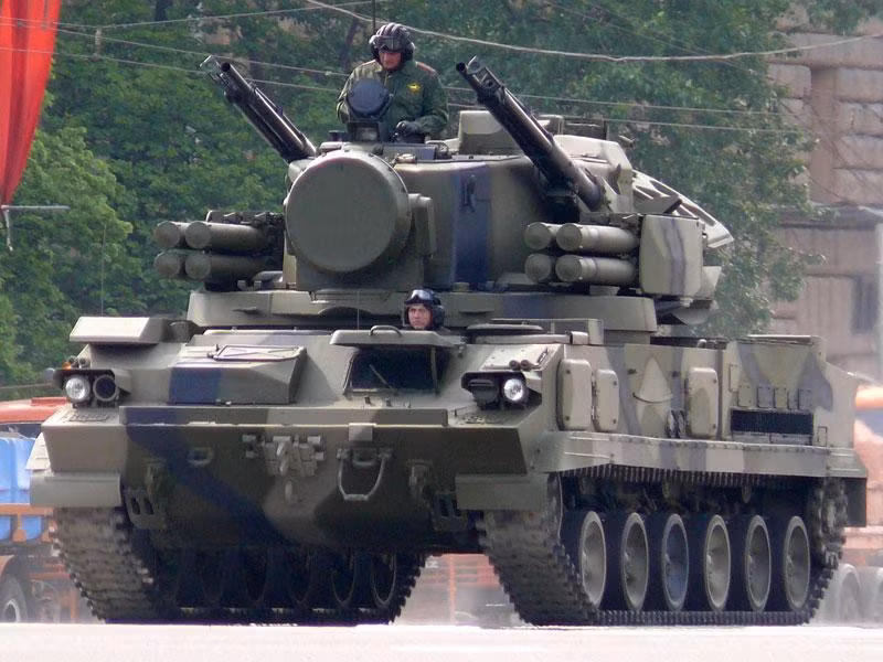 Tổ hợp Tunguska sử dụng khung gầm xe bọc thép bánh xích GM-352M có trọng lượng chiến đấu 34 tấn; chiều dài 7,93 m; chiều rộng 3,24 m; chiều cao 4,01 m (khi triển khai radar).