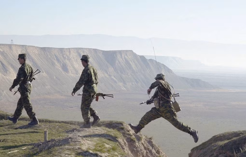 Kể từ sau khi Liên Xô tan rã, vẫn có nhiều căn cứ quân sự của Nga tồn tại ở Tajikistan. Nhiệm vụ của quân đội Nga tại quốc gia Trung Á này, đó là bảo vệ an ninh ở khu vực biên giới.