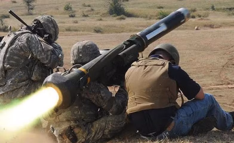 Javelin cũng được sử dụng để bắn thẳng vào các tòa nhà hay các công sự. Tên lửa chống tăng này cũng có thể gắn trên trực thăng hoặc xe bọc thép.