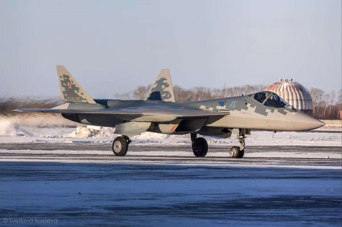 Chiếc máy bay chiến đấu tàng hình thế hệ thứ năm Su-57 Felon thuộc lô sản xuất hàng loạt đầu tiên của Nga đã được đưa vào trang bị từ tháng 12/2020, hứa hẹn sẽ là một trong những tiêm kích có hiệu suất cao nhất thế giới.
