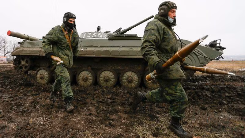 “Theo tính toán mà phe ly khai miền Đông Ukraine tiết lộ, họ cần cầm cự tối thiểu 14 giờ. Trong thời gian này, nếu Moskva đưa ra quyết định, Quân đội Nga sẽ có thể tiến ra tiền tuyến".