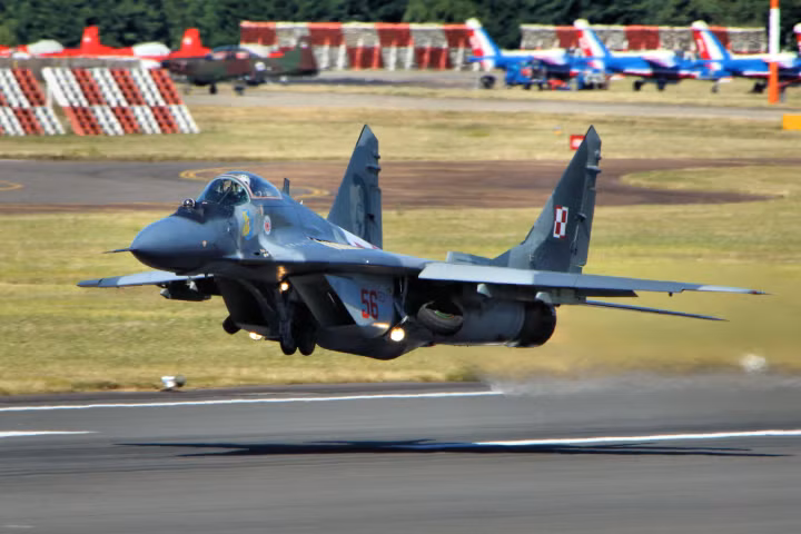 Các phiên bản phổ thông của tiêm kích MiG-29 chỉ có 1 ghế lái, chiều dài máy bay 17,32 mét, trọng lượng cất cánh tối đa 18 tấn.