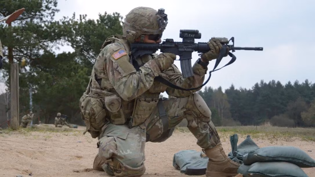 M4A1 là loại súng thuộc dòng M4 Carbine, vốn là tên gọi chung chỉ các loại súng máy cầm tay trang bị cho cá nhân. Dòng súng máy M4 là thế hệ kế cận của dòng carbine M16 trước đó, tất cả đều được sản xuất dựa trên nguyên bản là súng AR-15 của hãng ArmaLite, từng được lính Mỹ sử dụng từ Chiến tranh Việt Nam.