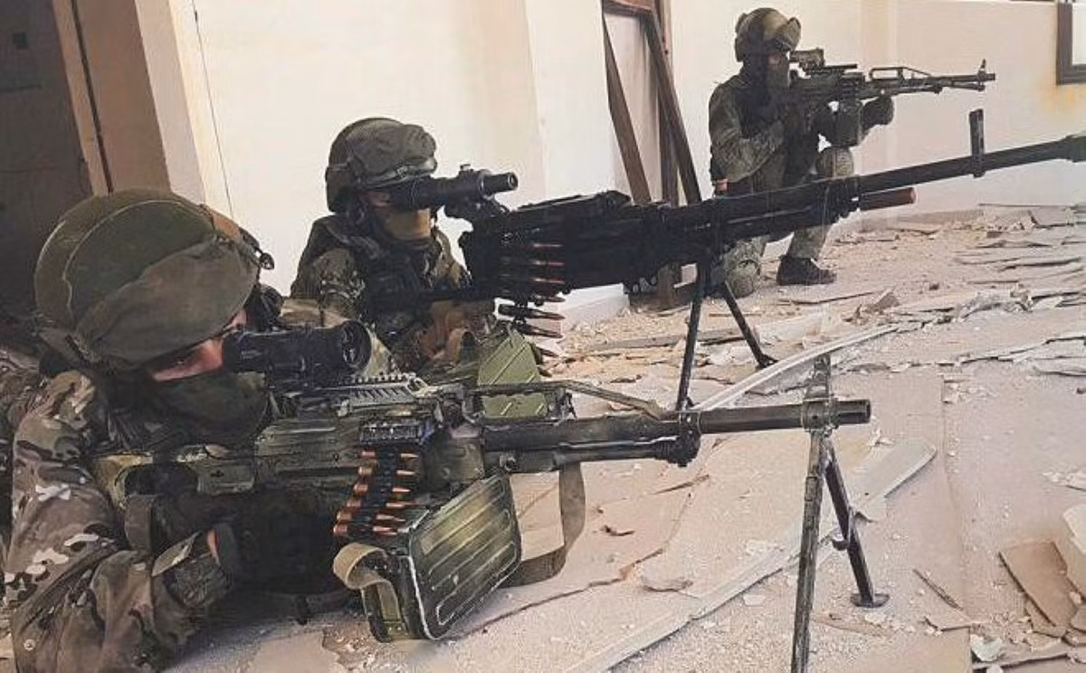 Bộ phụ tùng của các loại súng trên có kèm nòng súng dự phòng và các phụ kiện thay thế trong trường hợp hỏng hóc.