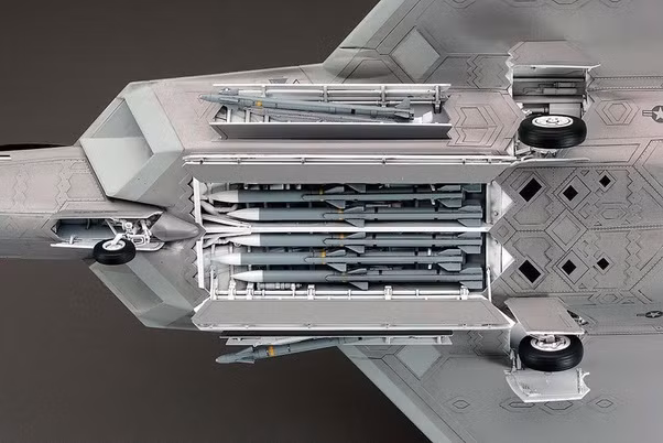 Những hình ảnh mới nhất được truyền thông Trung Quốc công bố không những khẳng định rằng J-20 đã được trang bị pháo, mà còn cho biết khoang chứa vũ khí chính của chiếc tiêm kích này có thể mang theo tới 6 tên lửa PL-15 hay Phích Lịch 15.