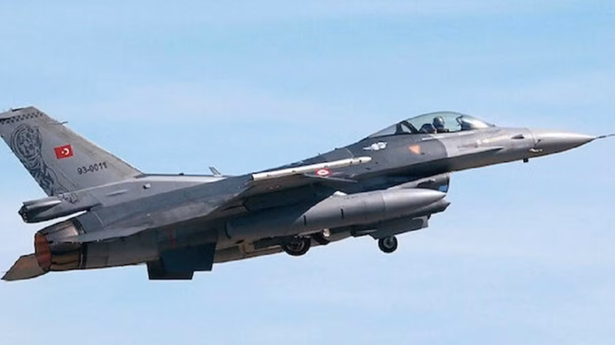 Sức mạnh của AIM-120 được coi là ngang ngửa và thậm chí có phần nhỉnh hơn về phạm vi tác chiến so với R-77 của Nga.