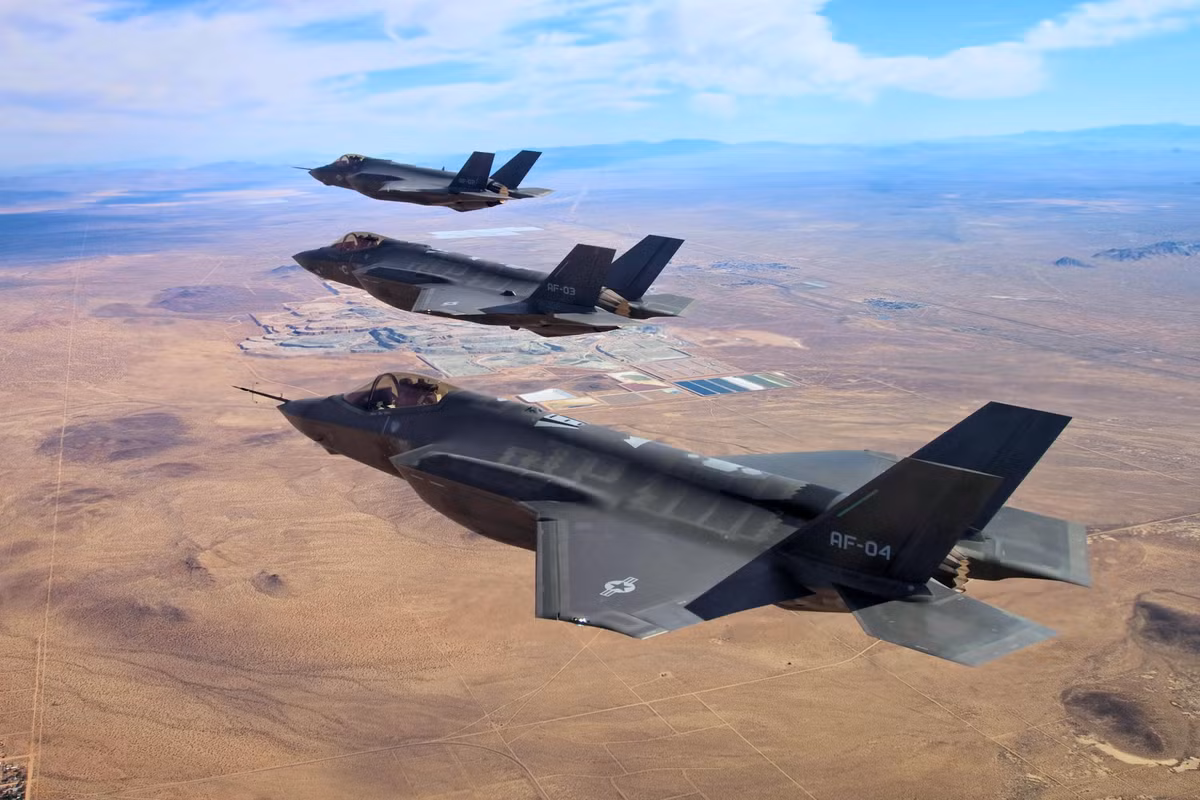 Tính tới thời điểm hiện tại, chương trình F-35 đã tiêu tốn của Mỹ 398 tỷ USD. Ngoài ra còn một số tiền khổng lồ khác được các quốc gia NATO "góp vốn" vào chương trình này, khiến cho chi phí của toàn bộ chương trình lên tới hàng nghìn tỷ USD.
