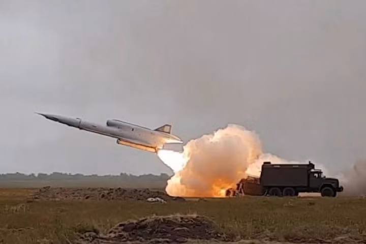 Cùng lúc đó, các máy bay không người lái VR-2 Strizh (Tu-141) và VR-3 Reis (Tu-143), được phát triển từ thời Liên Xô cũng bất ngờ xuất hiện tại cuộc tập trận, chúng được sử dụng để mô phỏng tên lửa hành trình.