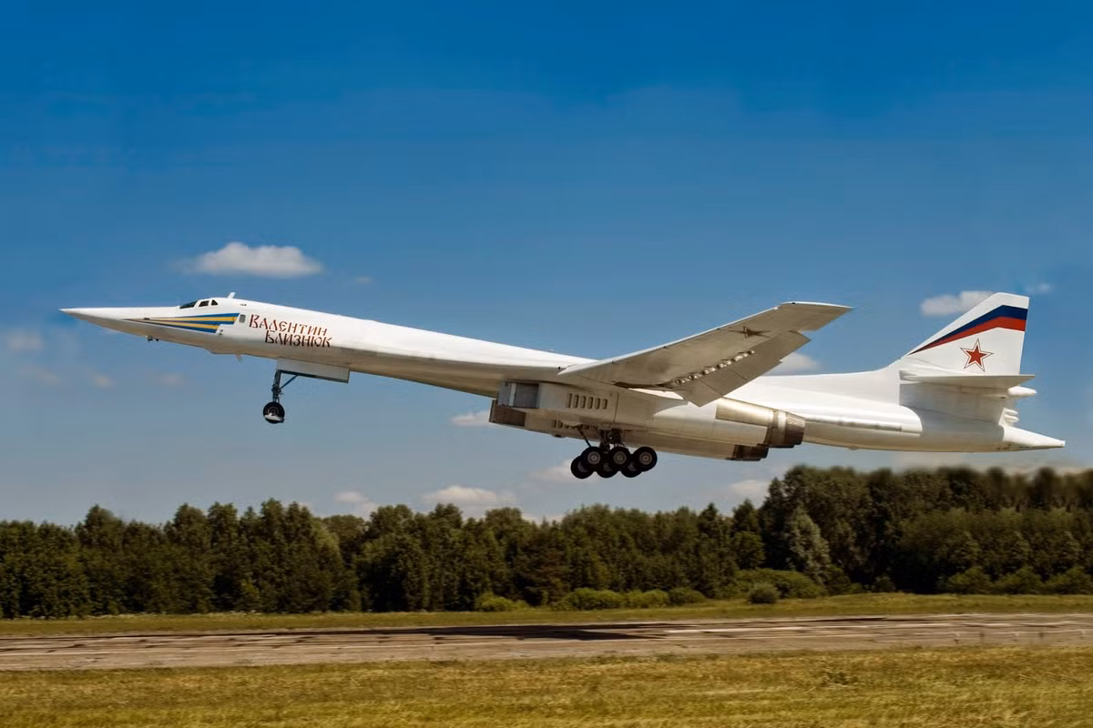 Quan trọng nhất, những oanh tạc cơ Tu-160M sẽ có khả năng mang theo "vũ khí độc nhất" (unique weapon), bao gồm các loại vũ khí hạt nhân đời mới với khả năng hoạt động (tầm bắn) được mở rộng tối đa.