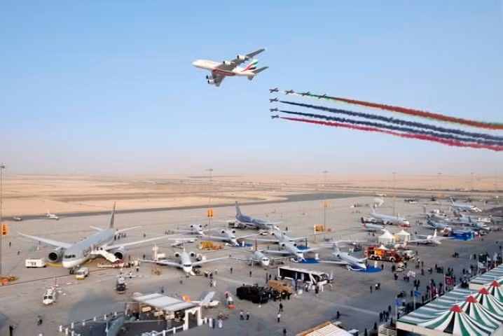 Trong khi đó các công ty quốc phòng Israel cũng lần đầu tiên tham gia triển lãm hàng không quốc tế tại UAE, họ đã mang sang những sản phẩm tiên tiến nhất của mình để chào hàng, đây là đường lối khá mâu thuẫn của Tel Aviv.