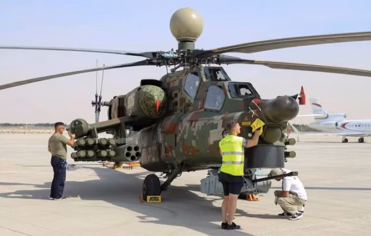 Ngoài ra phái đoàn Mỹ ở Dubai "chưa hoàn thiện". Đặc biệt, không có giám đốc mua sắm của Lầu Năm Góc, và cụ thể là lực lượng không quân. Lý do là 11 tháng sau khi Tổng thống Joe Biden lên nắm quyền nhiều vị trí hàng đầu, kể cả trong quân đội, vẫn bị bỏ trống.