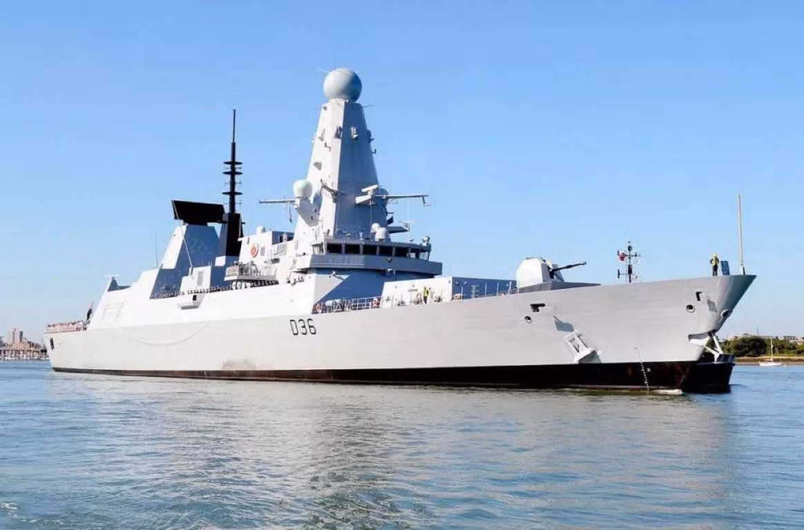 Tàu HMS Defender thuộc lớp Khu trục hạm Type 45, nằm trong biên chế Nhóm tác chiến Tàu sân bay Anh. Hiện tại, lực lượng này của Anh đang trên đường tới khu vực châu Á - Thái Bình Dương. Vụ việc kể trên xảy ra khi nhóm tác chiến của Anh đi qua vùng biển Đen. Nguồn ảnh: Sina.