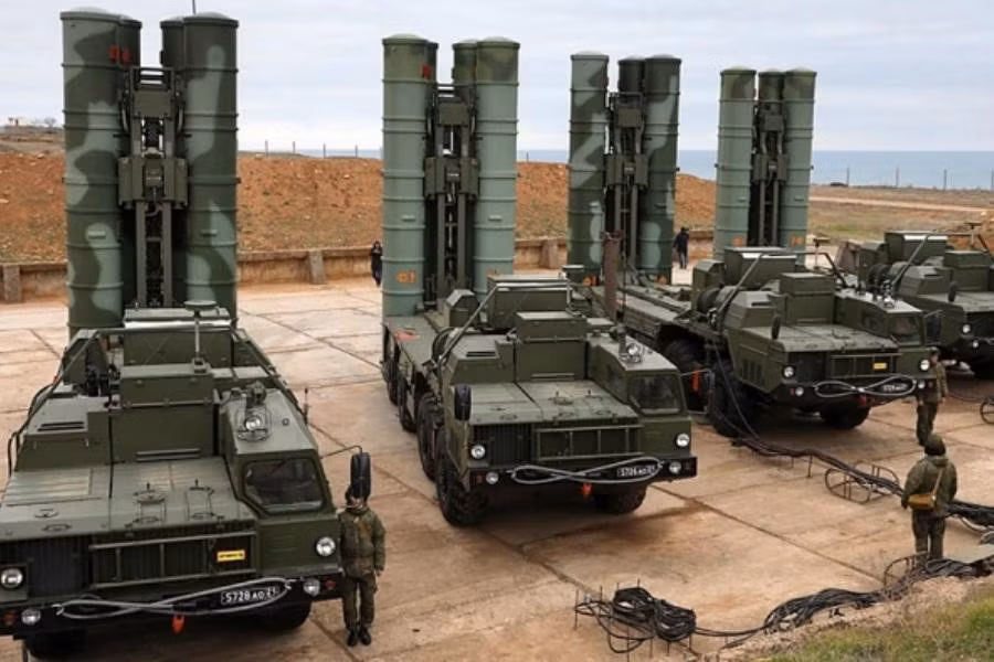 "Do không quân Ukraine tương đối yếu nên khả năng của các hệ thống phòng không S-400 Nga là quá đủ để chấm dứt hoàn toàn sự tồn tại của chúng", các chuyên gia Nga mạnh dạn nhận định.