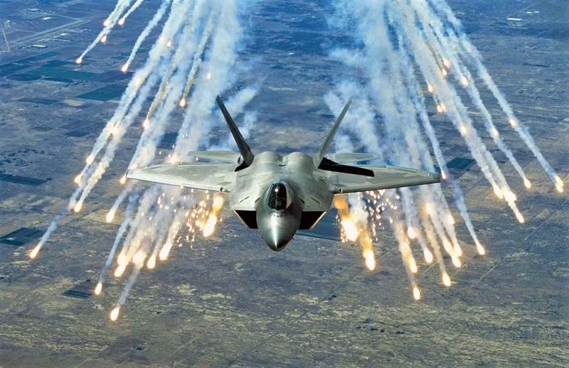 Trong khi đó, đối trọng với Raptor - tiêm kích tàng hình thế hệ năm Su-57 hiện mới chỉ có duy nhất 1 chiếc được chế tạo hàng loạt và đang làm công tác thử nghiệm chứ chưa chính thức trực chiến.