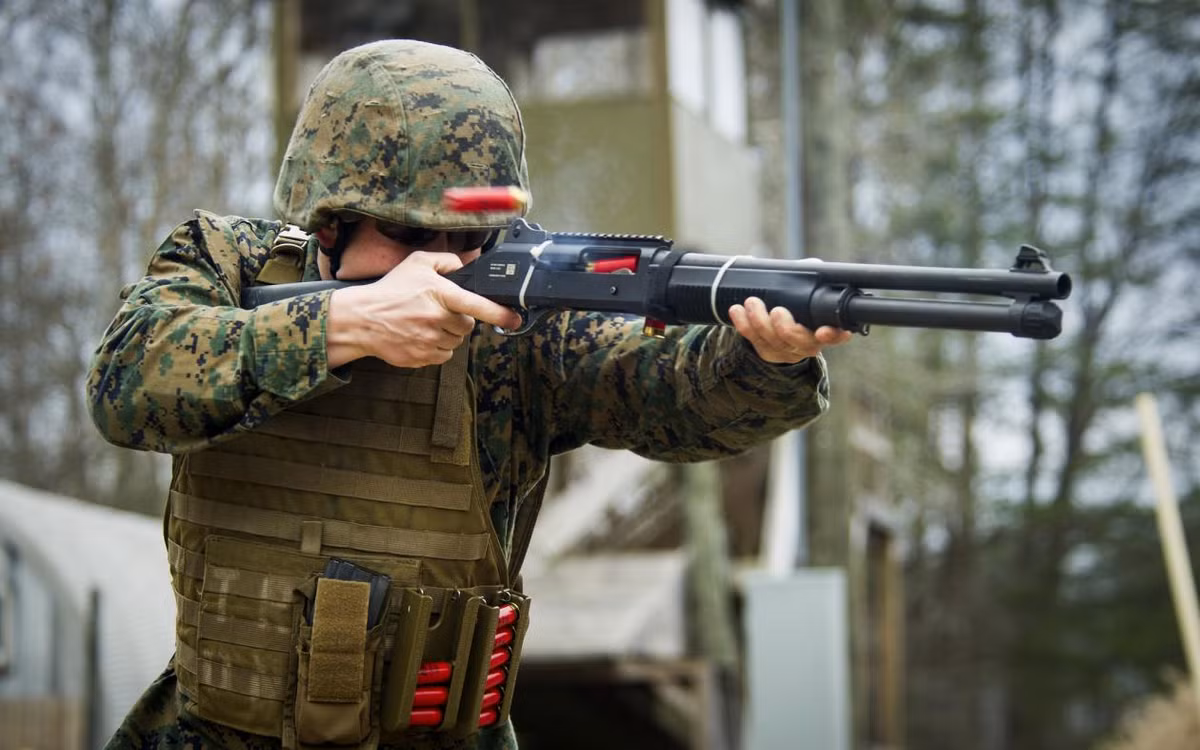 Súng shotgun dù không phổ biến như các loại súng trường, súng tiểu liên trong các lực lượng quân đội, tuy nhiên loại súng này lại rất hữu hiệu trong một vài trường hợp nhất định.