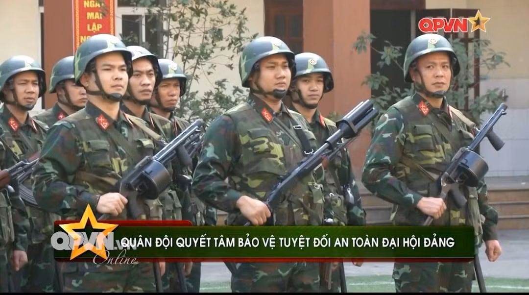 Trong các phóng sự về lực lượng quân đội Việt Nam tham gia bảo vệ Đại hội Đảng vừa được phát sóng cách đây ít ngày, có thể dễ dàng nhận thấy khẩu súng shotgun rất độc đáo của Quân đội Việt Nam. Nguồn ảnh: QPVN.